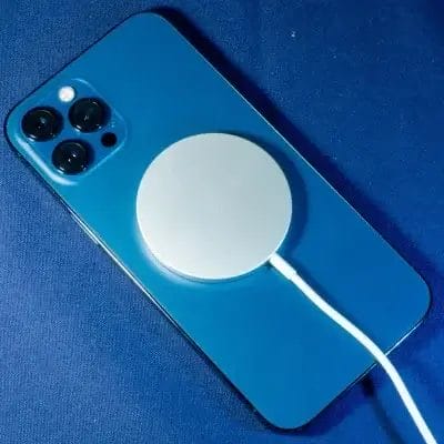 iphone 12 pro maxをmagsafeで充電する様子 | スマホの口コミ・評判・悪口.jp iPhone 12 Pro MAXをMagSafeで充電する様子