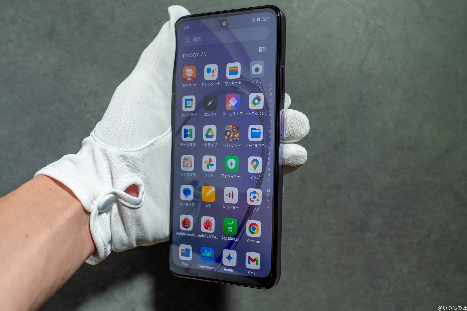 OPPO A3 5G評判・口コミ OPPO A3 5Gを手に持っている様子