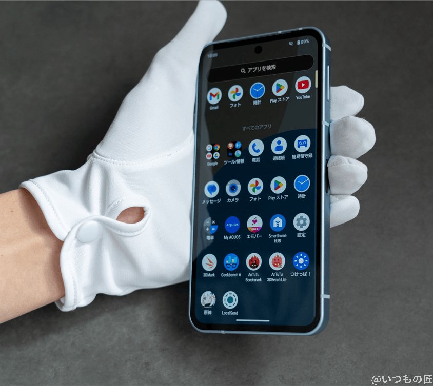 AQUOS sense9 評判 AQUOS sense9を手に持っている様子