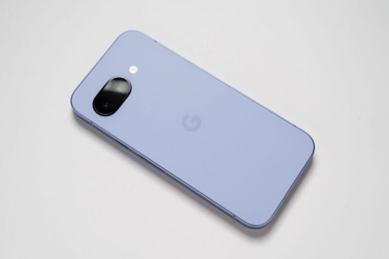 机の上のpixel 9a | スマホの口コミ・評判・悪口.jp Google Pixel 9a 評判・口コミ 机の上のPixel 9a